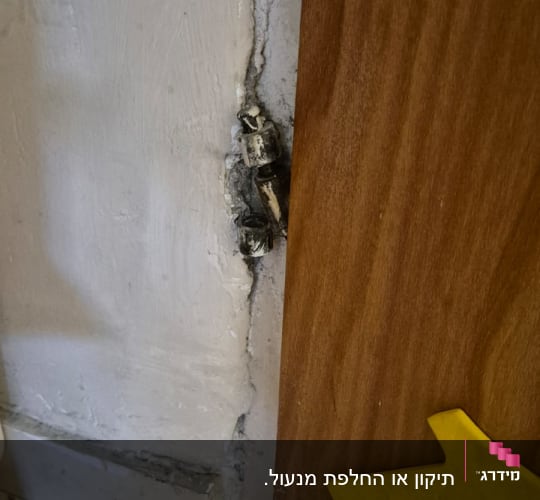 חיבור דלת לקיר עם צירים חשופים